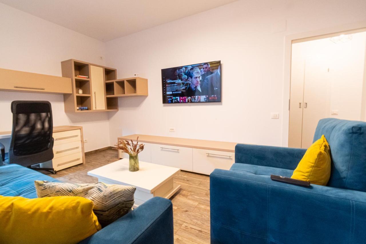 Yan Apartment - Near Mall & Free Private Parking Брашов Экстерьер фото