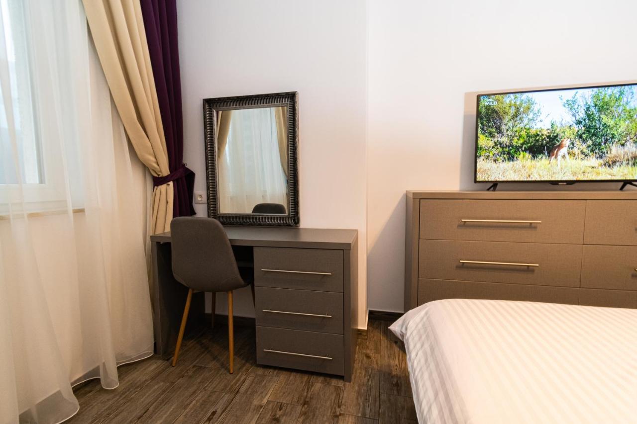 Yan Apartment - Near Mall & Free Private Parking Брашов Экстерьер фото