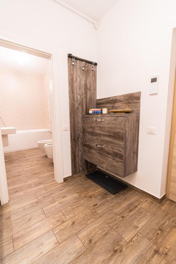 Yan Apartment - Near Mall & Free Private Parking Брашов Экстерьер фото